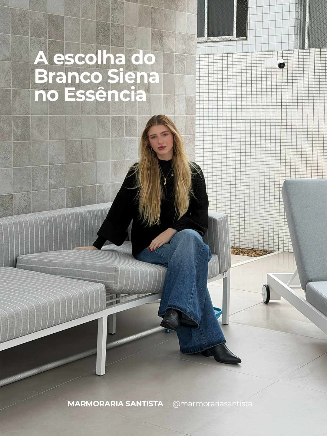 Ambiente de showroom com revestimentos claros e composição elegante