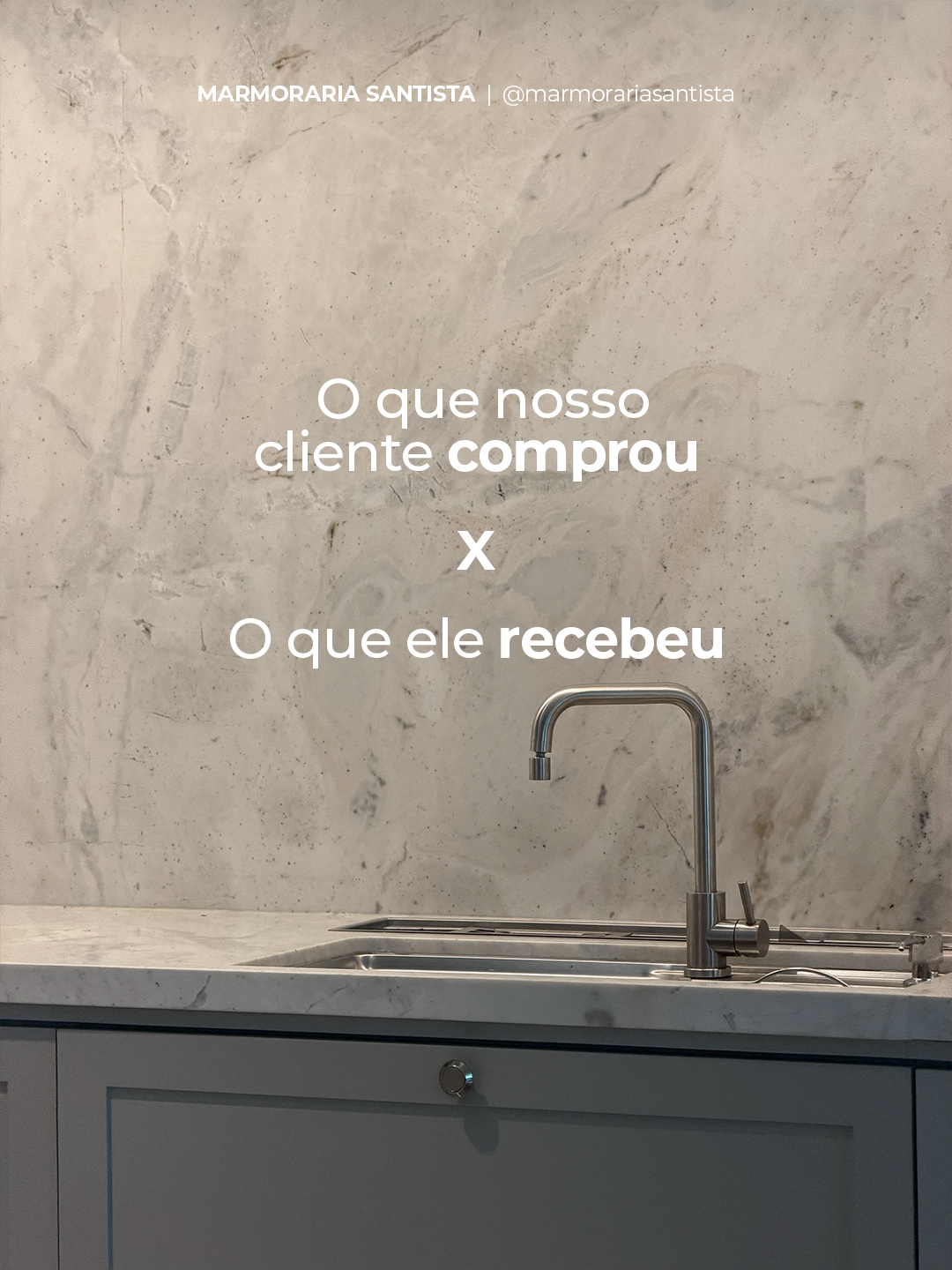 Bancada clara com parede mineral e torneira cromada